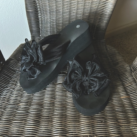Bow Flip Flops - Picture 4 of 5